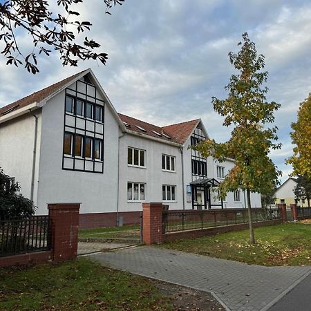Fc-Apartmenthaus Falkensee Mit Grossem Garten Und Pkw Stellflaechen Exteriér fotografie