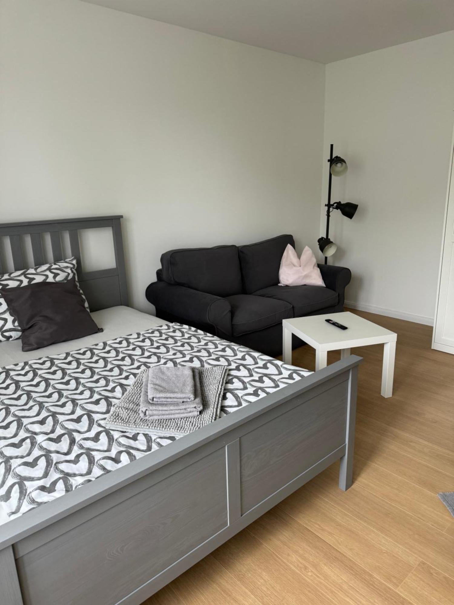 Fc-Apartmenthaus Falkensee Mit Grossem Garten Und Pkw Stellflaechen Exteriér fotografie