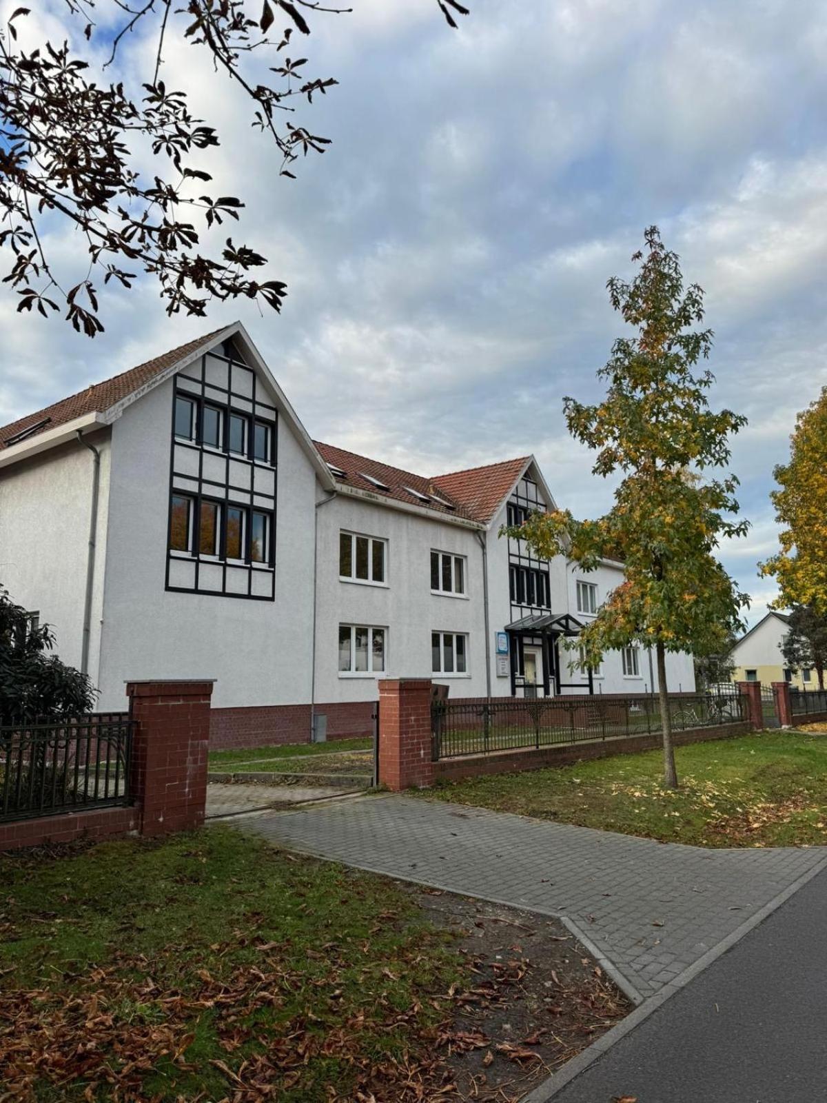 Fc-Apartmenthaus Falkensee Mit Grossem Garten Und Pkw Stellflaechen Exteriér fotografie